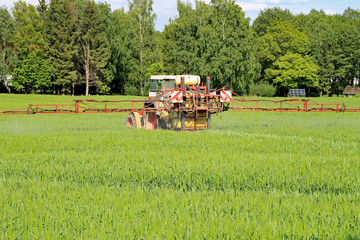 Traktor im Feld mit Sprühanlage