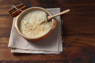 Arroz con leche muy cremoso con un toque de limón y canela. Postre de dieta mediterránea.