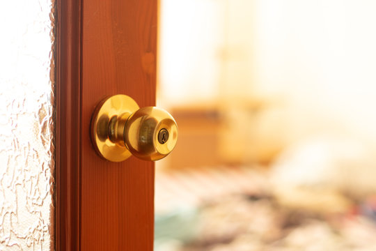 Open Door To The Room And Handle Close Up Foto De Stock Adobe Stock