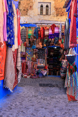 Altstadt von Chefchaouen in Marokko, El Aaiun, Geschäft mit bunten Tüchern und Taschen