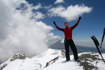En la cima del volcan iztaccihuatl, atras el volcan popocatepetl