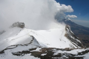 popocatepetl visto desde la cima del volcan iztaccihuatl