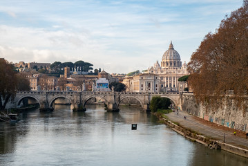 Fototapeta premium Widok z mostu na Bazylikę Świętego Piotra w Watykanie. Roma, Włochy