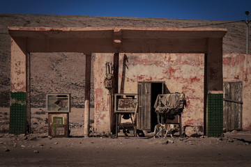 Alte verlassene Tankstelle mit Hund in der Westsahara, Lost Place © Frozen Action