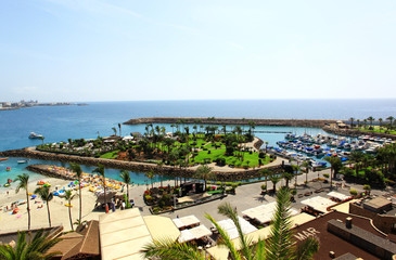 widok na kompleks hotelowy z plażą i mariną 