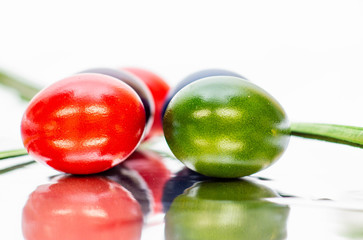 Bunte Ostereier mit Spiegelung freigestellt