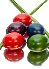 Bunte Ostereier mit Spiegelung freigestellt