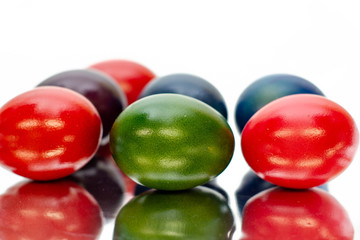Bunte Ostereier mit Spiegelung freigestellt