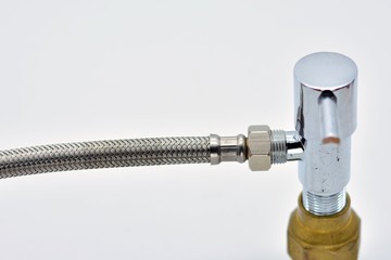 Latiguillo conectado a una llave de paso en un circuito de agua