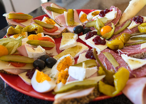 Vesperplatte, Fingerfood mit Oliven, Ei, Schinken, Salami, Käse und Physalis