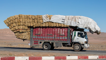 Überladener Lastwagen in Marokko transportiert Strohballen