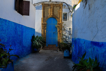 Medina von Rabat mit blau weißem Haus und verzierter Tür, Marokko