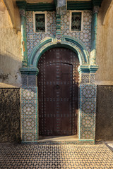 Verzierte Tür mit Mosaiken und Ornamenten in Marrakesch,  Marokko