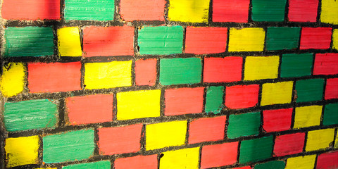 Muro de tijolos ásperos pintados com temática reggae