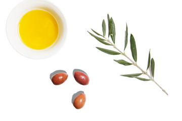 Olives , oil and leaves
