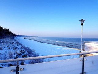 Taras widokowy na plażę zimą
