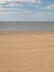 Fototapeta na wymiar plage minimaliste sable ciel infini simple horizon mer océan monochrome abstrait littoral paysage neutre tricolore arrière-plan fond