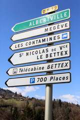 Sgnalisation routière : D902 - Alberville. megève. Les Contamines. Saint Nicolas de Véroce. Le Bettex. Télécabine Bettex. Parking de 700 places. Saint-Gervais-les-Bains. Haute-Savoie. France.