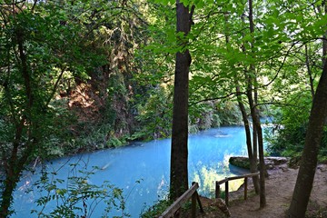 paesaggio naturale del fiume Elsa, noto come il fiume turchese, all'interno del parco fluviale a...