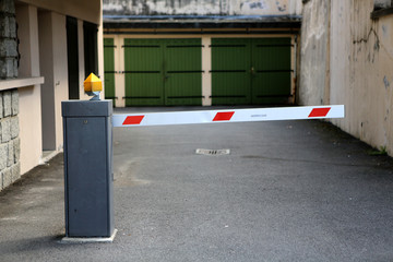 Barrière interdisant toute entrée de véhicules dans une résidence. Saint-Gervais-les-Bains. Haute-Savoie. France.