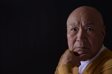 困った顔のシニア男性