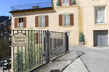 Panneau sur une une barrière mentionnant : propriété privée, stationnement réservé à la mairie. Saint-Gervais-les-Bains. Haute-Savoie. France.