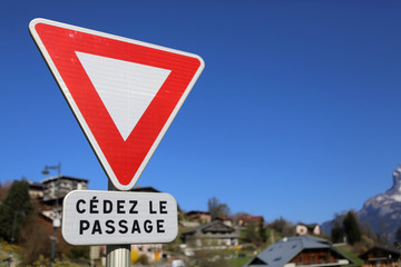 Panneau de signalisation routière : cédez le passage. Aiguilles de Warens. Alpes Françaises....