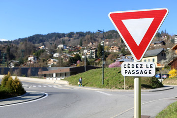 Panneau de signalisation routière : cédez le passage. Saint-Gervais-les-Bains. Haute-Savoie....