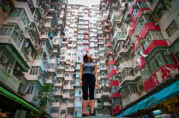 Foto op Plexiglas Traveler Exploring Densely Populated Housing Apartments in Hong Kong © ronniechua