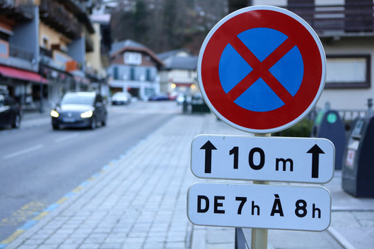 Interdiction de stationner. Sur toute la longueur de 10 m. De 7h à 8h du matin. Centre-ville. Saint-Gervais-les-Bains. Haute-Savoie. France.