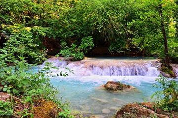 paesaggio naturale del fiume Elsa, noto come il fiume turchese, all'interno del parco fluviale a Siena in Toscana, Italia. Il colore blu dell'acqua è dovuto alle sorgenti termali che lo alimentano