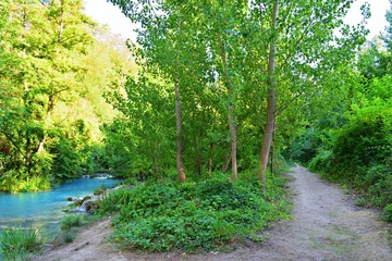 Fototapeta na wymiar paesaggio naturale del fiume Elsa, noto come il fiume turchese, all'interno del parco fluviale a Siena in Toscana, Italia. Il colore blu dell'acqua è dovuto alle sorgenti termali che lo alimentano