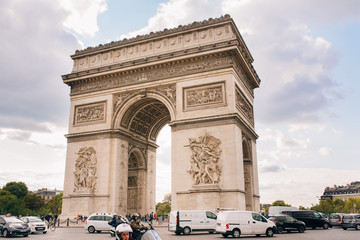 Fototapeta na wymiar Autumn view of the arc de Triomphe, Paris.