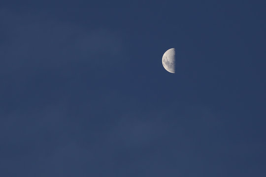 lua crescente no fim da tarde