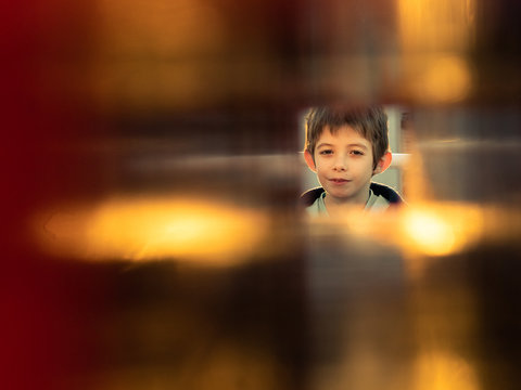 Retrato de ni&ntilde;o entre luces esta&ntilde;as
