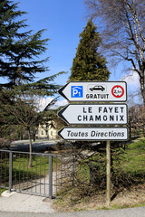 Obraz premium Panneau de signalisation routière indiquant un parking gratuit, la direction du Fayet et de Chamonix et toutes directions. Saint-Gervais-les-Bains. Haute-Savoie. France.