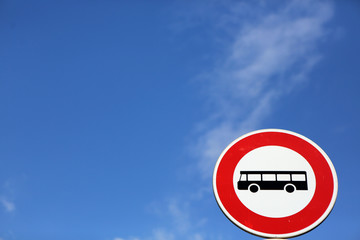 Panneau de signalisation routière indiquant l'interdiction d'accéder sur la route en bus et en caravane. Sauf Riverain.