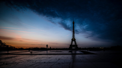 Fototapeta na wymiar Sunrise near the Eiffel Tower