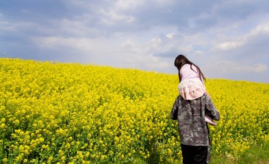 菜の花畑~肩車で見る景色~