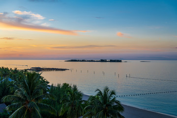 Fototapeta na wymiar View of Cable Bay beach during sunset (Nassau, Bahamas).