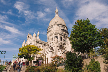 Fototapeta na wymiar The famous basilica of Sacre-Coeur in Montmartre, Paris.