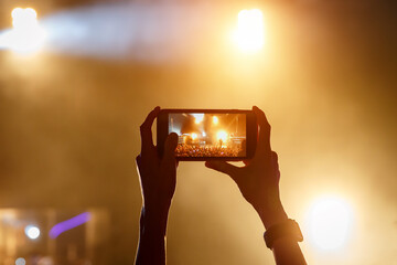 Broadcast live stream of the concert via mobile phone to the Internet.