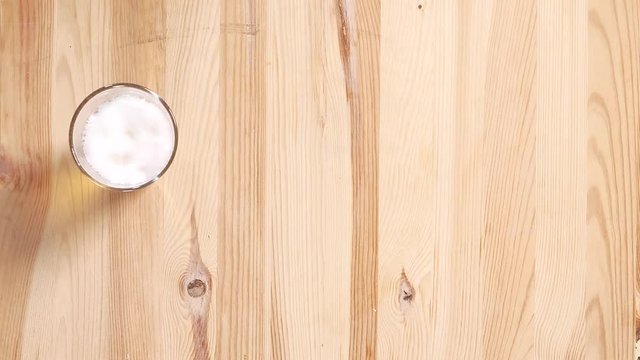 Bicchiere di birra ed un piatto di focaccia pugliese