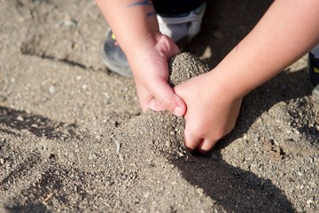 子供の砂遊び