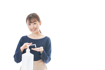 手のアルコール消毒をする若い女性