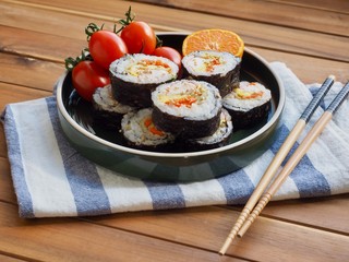 한국의 음식 김밥과 방울 토마토, 귤
