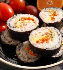 한국의 음식 김밥과 방울 토마토, 귤

