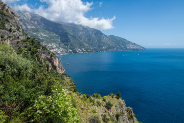 Fototapeta na wymiar Panoramic view of the bay of Positano along the Amalfi coast during spring time (Salerno, Campania, Italy).