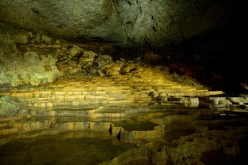 秋芳洞 百枚皿の神秘的な情景＠山口