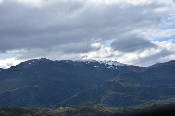 Fototapeta premium montañas bosque nativo chile patagonia